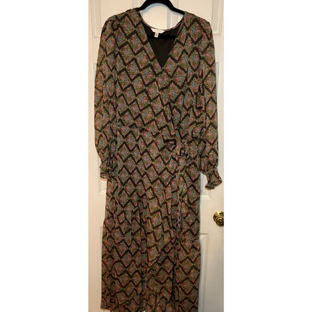 Lauren‎ Conrad dress. Beautiful pattern with gold thread. Size 4XL